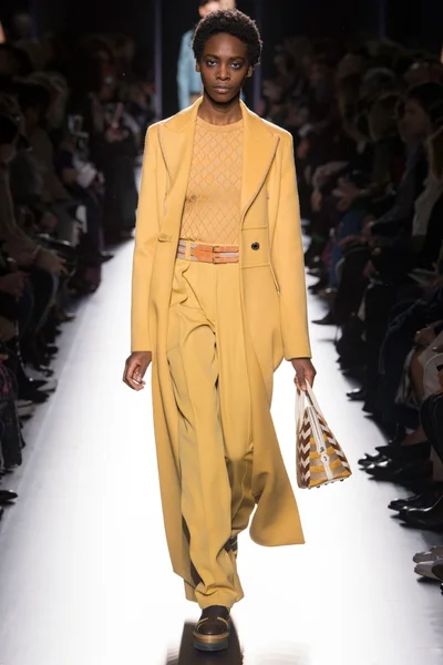 Look 16